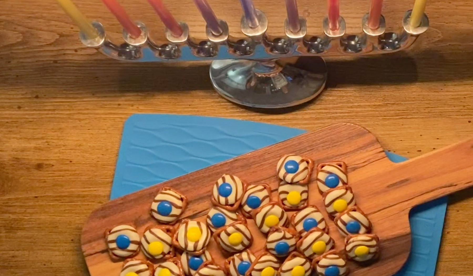 hannukah treats made with pretzels, white chocolate kisses, and M&Ms.